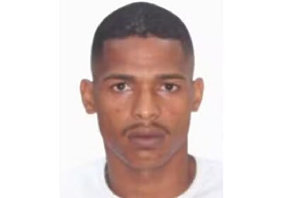 Allan Rodrigues dos Santos, suspeito de liderar organização criminosa. Aparece de camisa branca e o fundo é branco.
