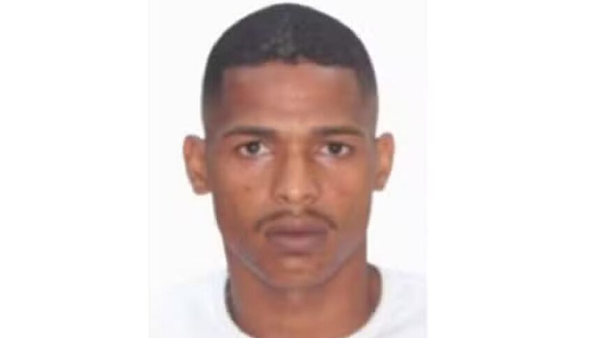 Allan Rodrigues dos Santos, suspeito de liderar organização criminosa. Aparece de camisa branca e o fundo é branco.