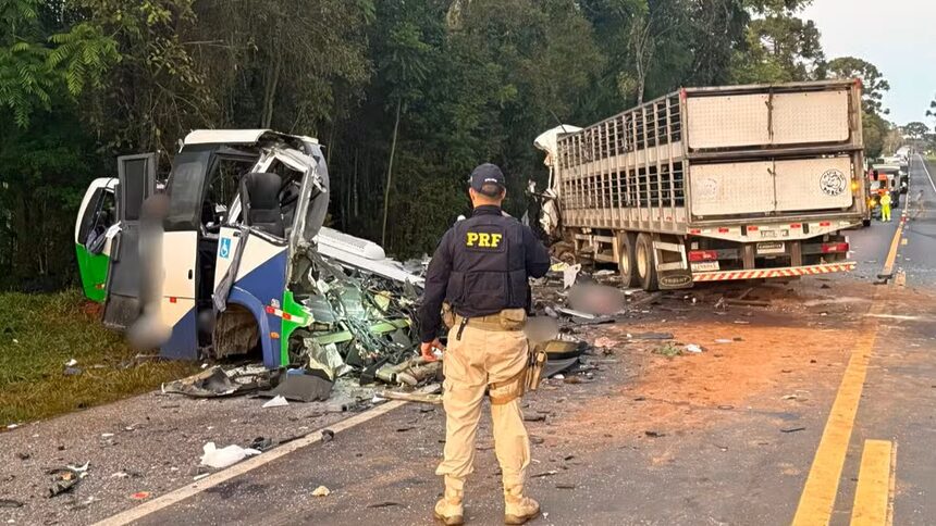Policial rodoviário federal diante de um carro destruído