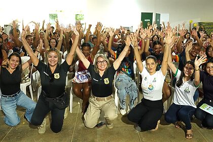 Mulheres reunidas pelo Agosto Lilás