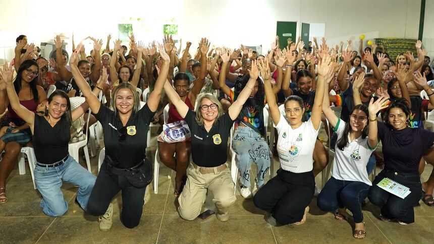 Mulheres reunidas pelo Agosto Lilás