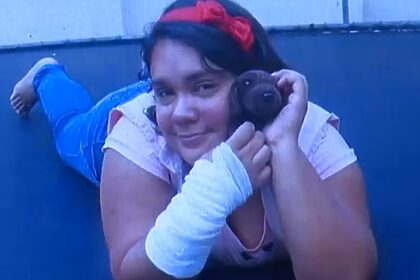 Foto de uma mulher se passando por criança