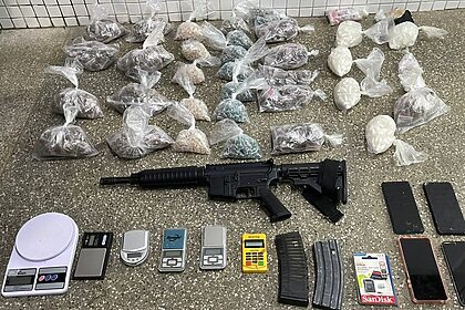 Drogas e Fuzil apreendidos