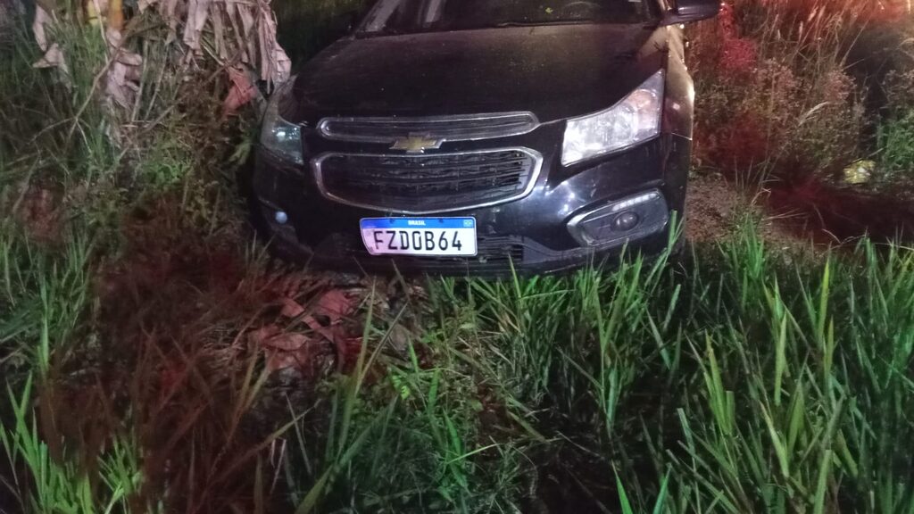 Carro em uma ribanceira