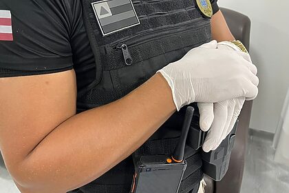 Agente do DPT com luvas para fazer coleta de DNA