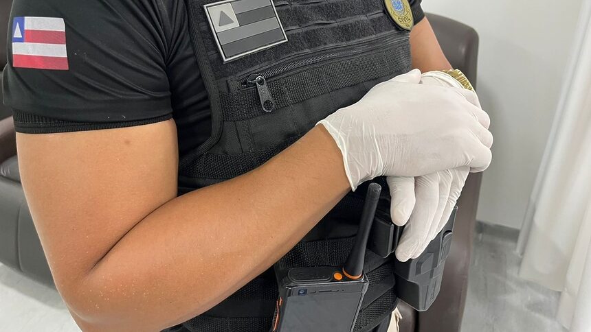 Agente do DPT com luvas para fazer coleta de DNA