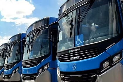 Ônibus na garagem