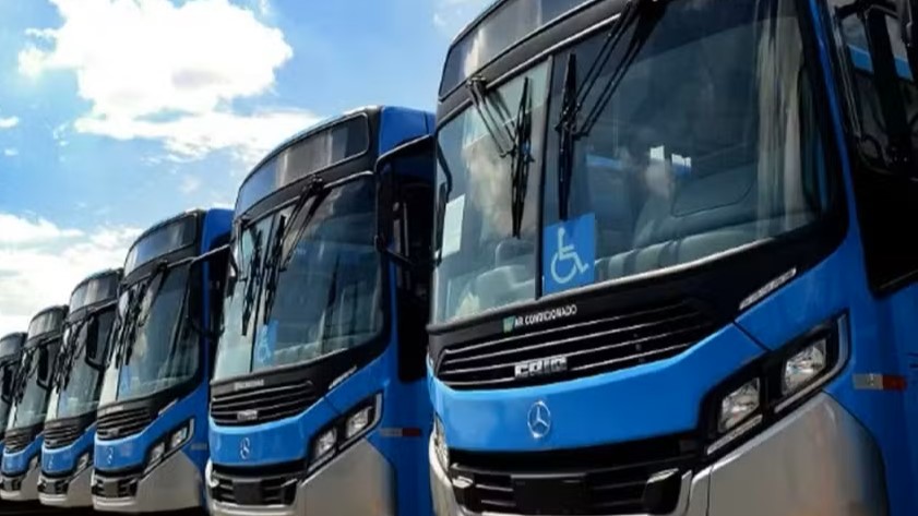Ônibus na garagem