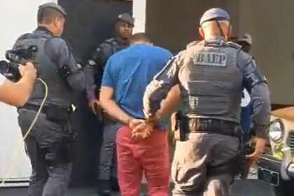 Policiais conduzindo o suspeito em São Paulo
