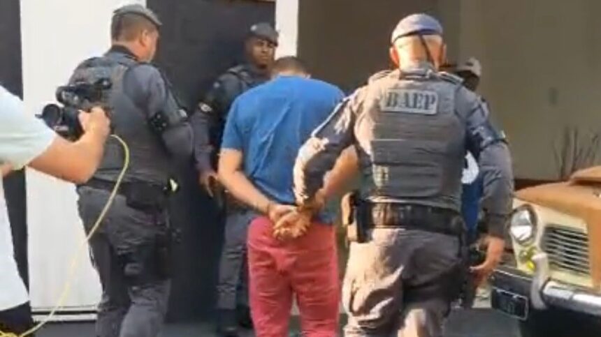 Policiais conduzindo o suspeito em São Paulo
