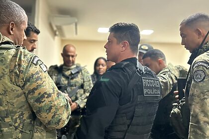 Policiais se preparando pra uma operação
