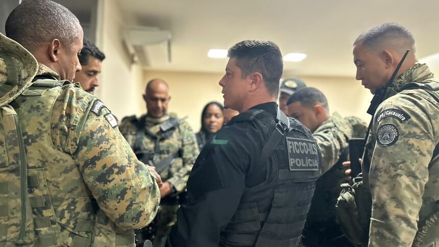 Policiais se preparando pra uma operação
