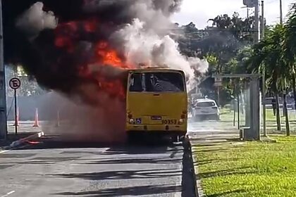 Ônibus em chamas em avenida de Salvador