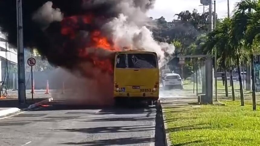 Ônibus em chamas em avenida de Salvador
