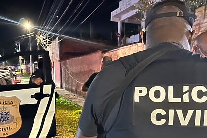 Policial Civil aparece ao lado de uma viatura