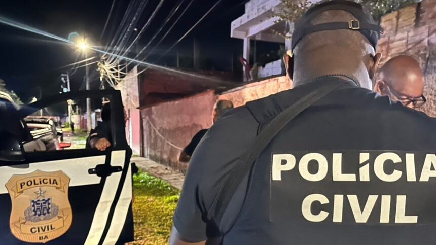Policial Civil aparece ao lado de uma viatura