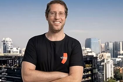 Empresário Ivo Vel aparece de camisa preta e braços cruzados