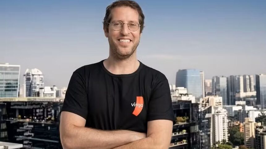 Empresário Ivo Vel aparece de camisa preta e braços cruzados