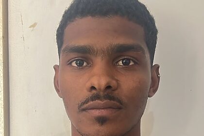 Homem aparece detido em uma delegacia