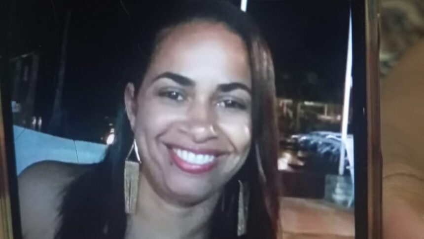 Mulher sorrindo aparentando estar feliz em um local durante a noite