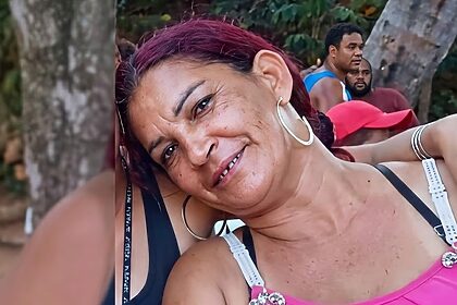 Mulher encostada em outra pessoa e numa região de mata