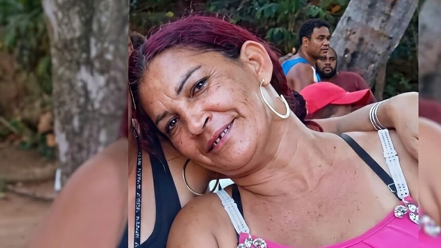 Mulher encostada em outra pessoa e numa região de mata