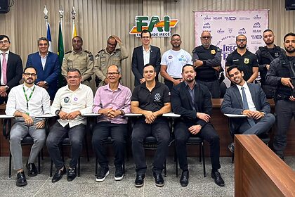 Homens reunidos em uma palestra