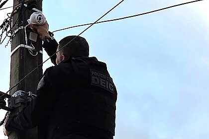 Policial removendo câmera clandestina