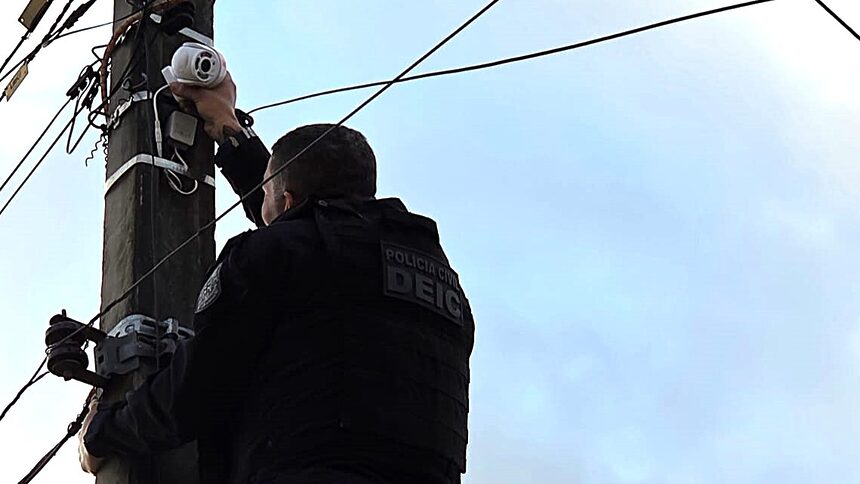 Policial removendo câmera clandestina