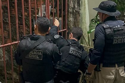 Policiais civis durante operação