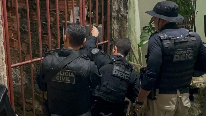 Policiais civis durante operação