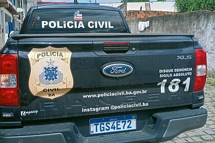 Carro da Polícia Civil da Bahia parado na rua de Santo Amaro