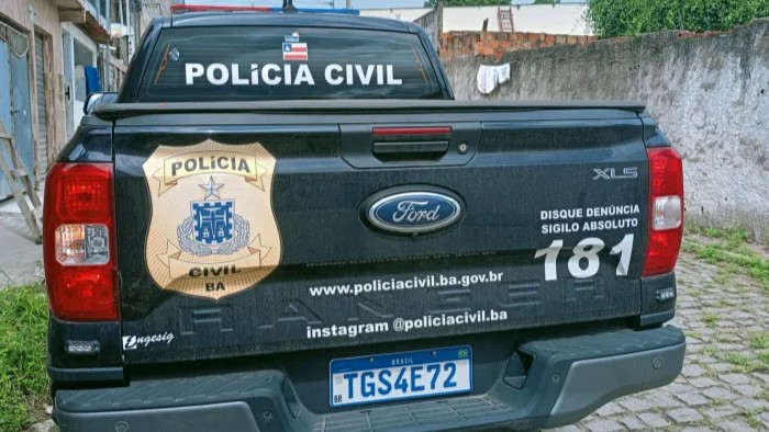 Carro da Polícia Civil da Bahia parado na rua de Santo Amaro
