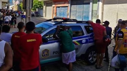 Curiosos acompanhando os desdobramentos do crime em Serra Talhada