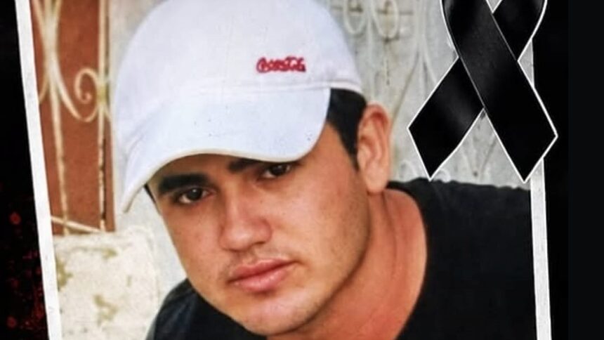Homem sério de boné branco com uma faixa de luto