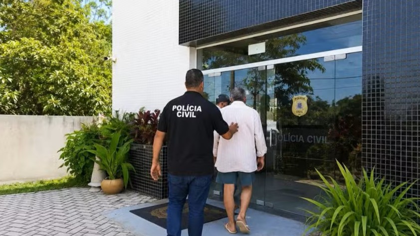 Homem sendo conduzido pra delegacia