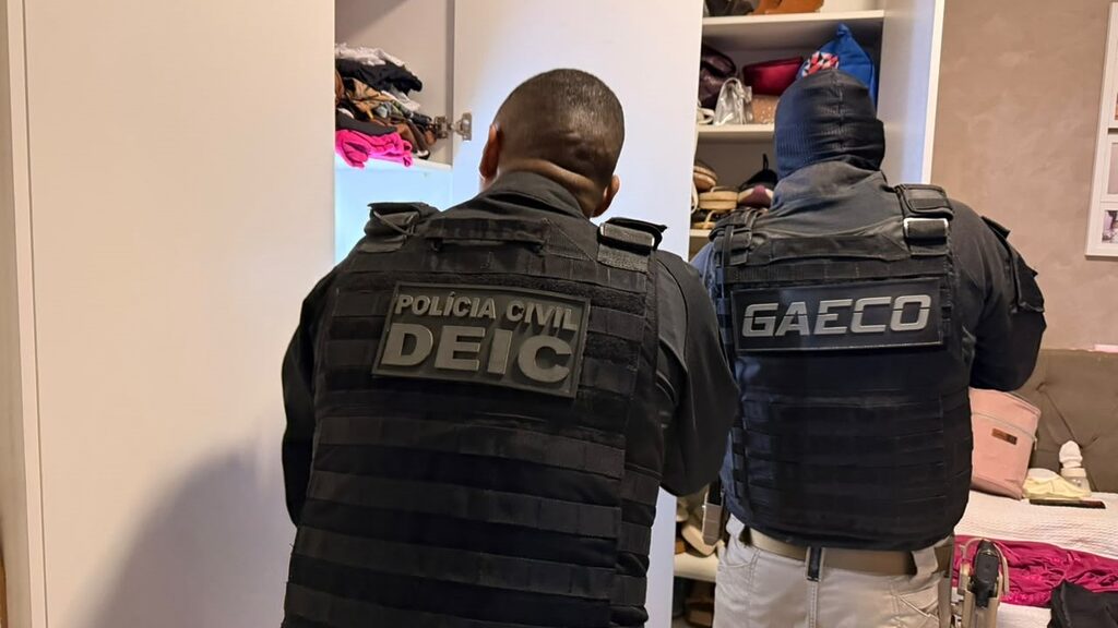 Forças de segurança cumprindo mandado de prisão