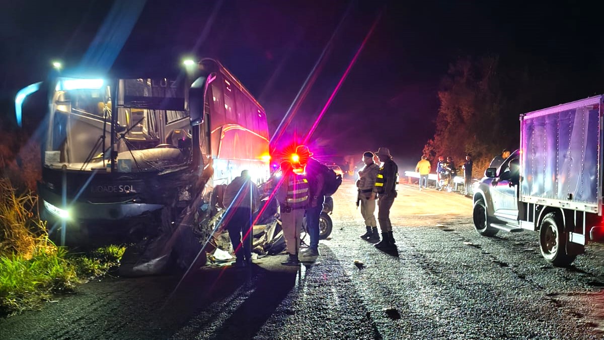 Tragédia na BA-131: quatro jovens morrem após carro bater com ônibus em Piritiba