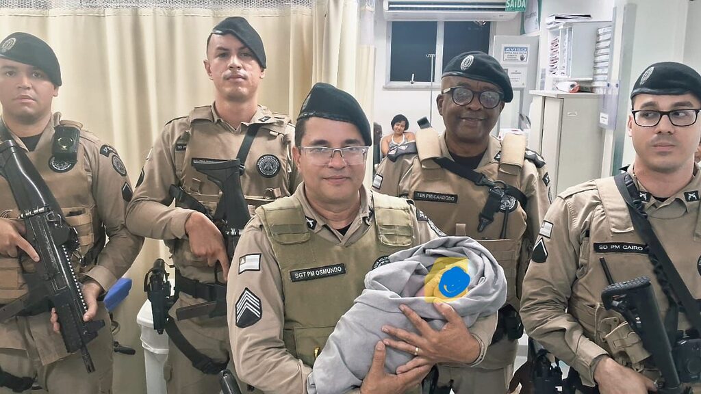 PMs que resgataram um bebê que havia sido abandonado