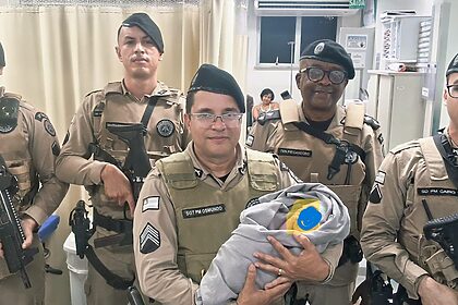 PMs que resgataram um bebê que havia sido abandonado