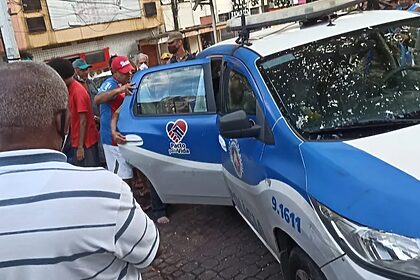 Idoso sendo conduzido no 2 de Julho