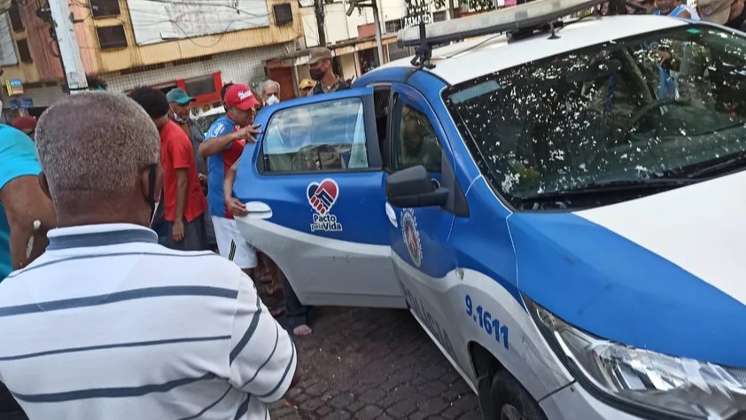 Idoso sendo conduzido no 2 de Julho