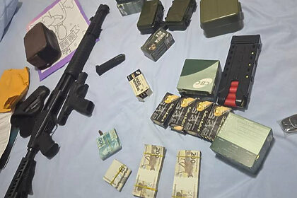 Armas e dinheiro apreendidos