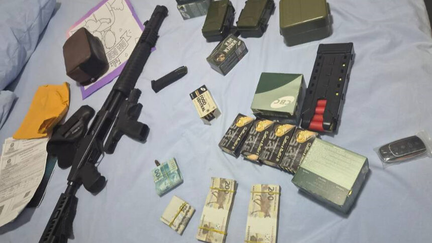 Armas e dinheiro apreendidos