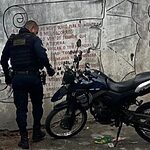 Guarda Civil ao lado de uma moto que havia sido roubada