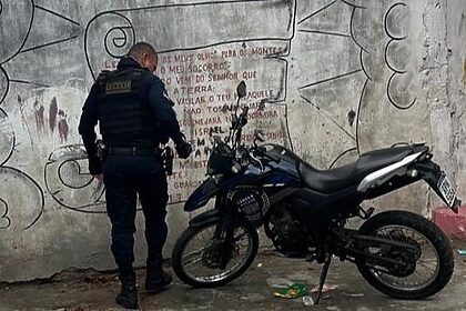 Guarda Civil ao lado de uma moto que havia sido roubada