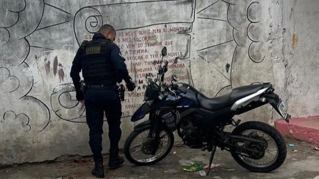 Guarda Civil ao lado de uma moto que havia sido roubada