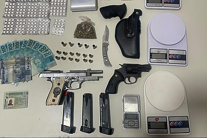 Armas e drogas apreendidas Criminoso e comparsa atuavam no município de Gandu e acabaram localizados na manhã desta sexta-feira (11).