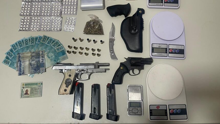 Armas e drogas apreendidas Criminoso e comparsa atuavam no município de Gandu e acabaram localizados na manhã desta sexta-feira (11).
