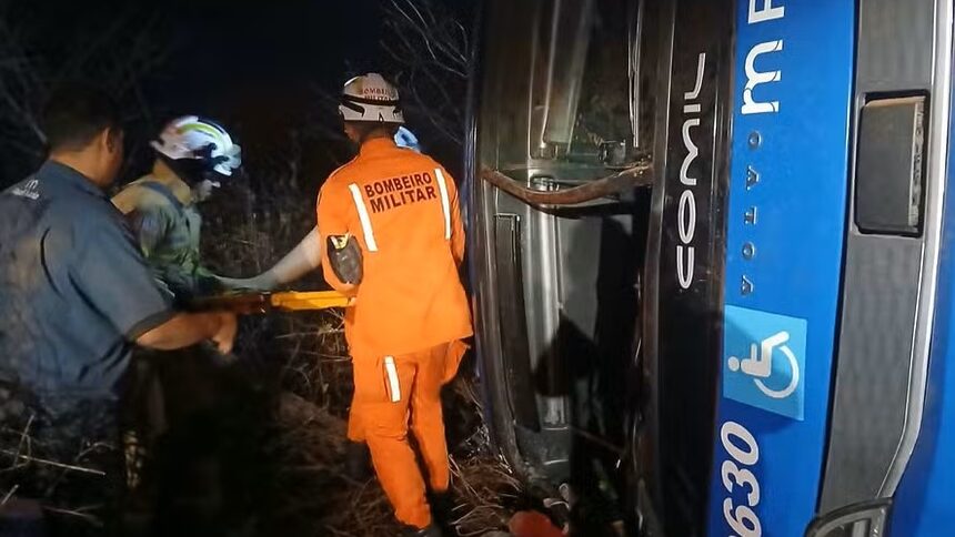 Ônibus tombado na Chapada Diamantina